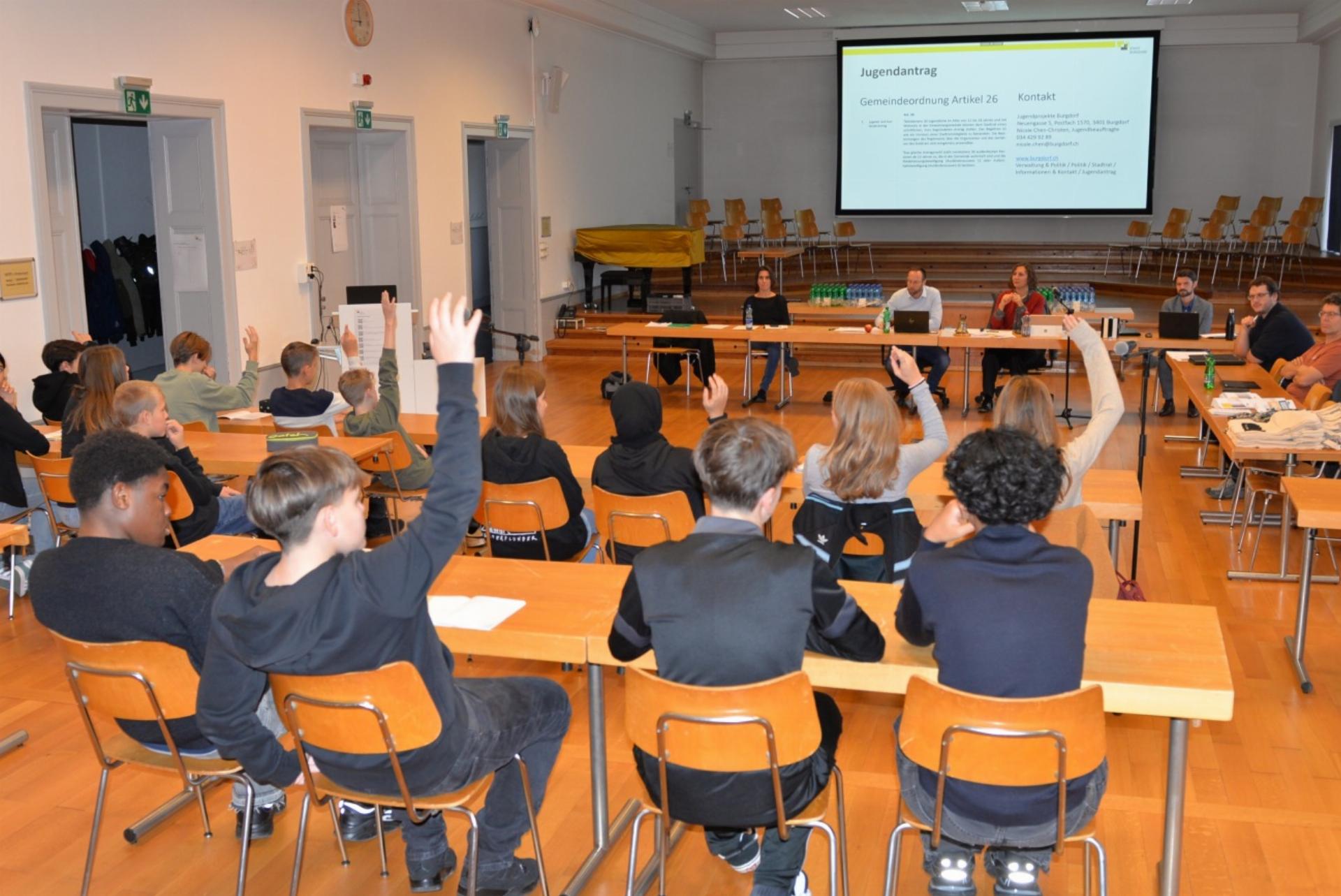 Die Oberstufe Pestalozzi zu Besuch beim Burgdorfer Stadtrat