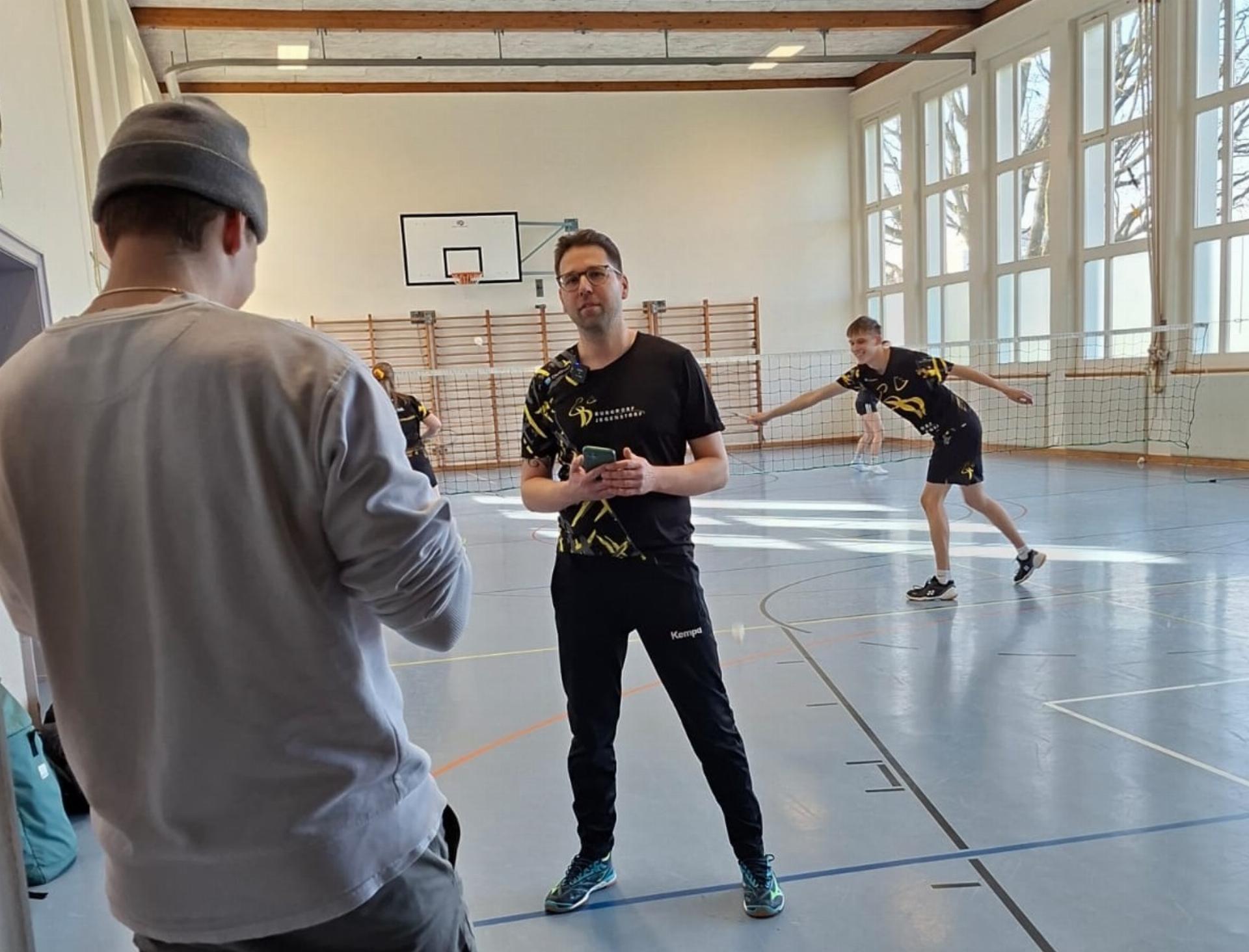 Badminton trifft Eishockey - Das Bild wird blockiert. – Möglicherweise durch einen aktiven Adblocker.