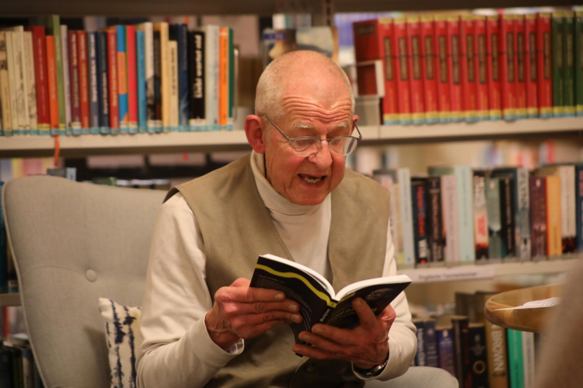 Bibliotheks-Lesung mit Hans Jürg Zingg  - Das Bild wird blockiert. – Möglicherweise durch einen aktiven Adblocker.