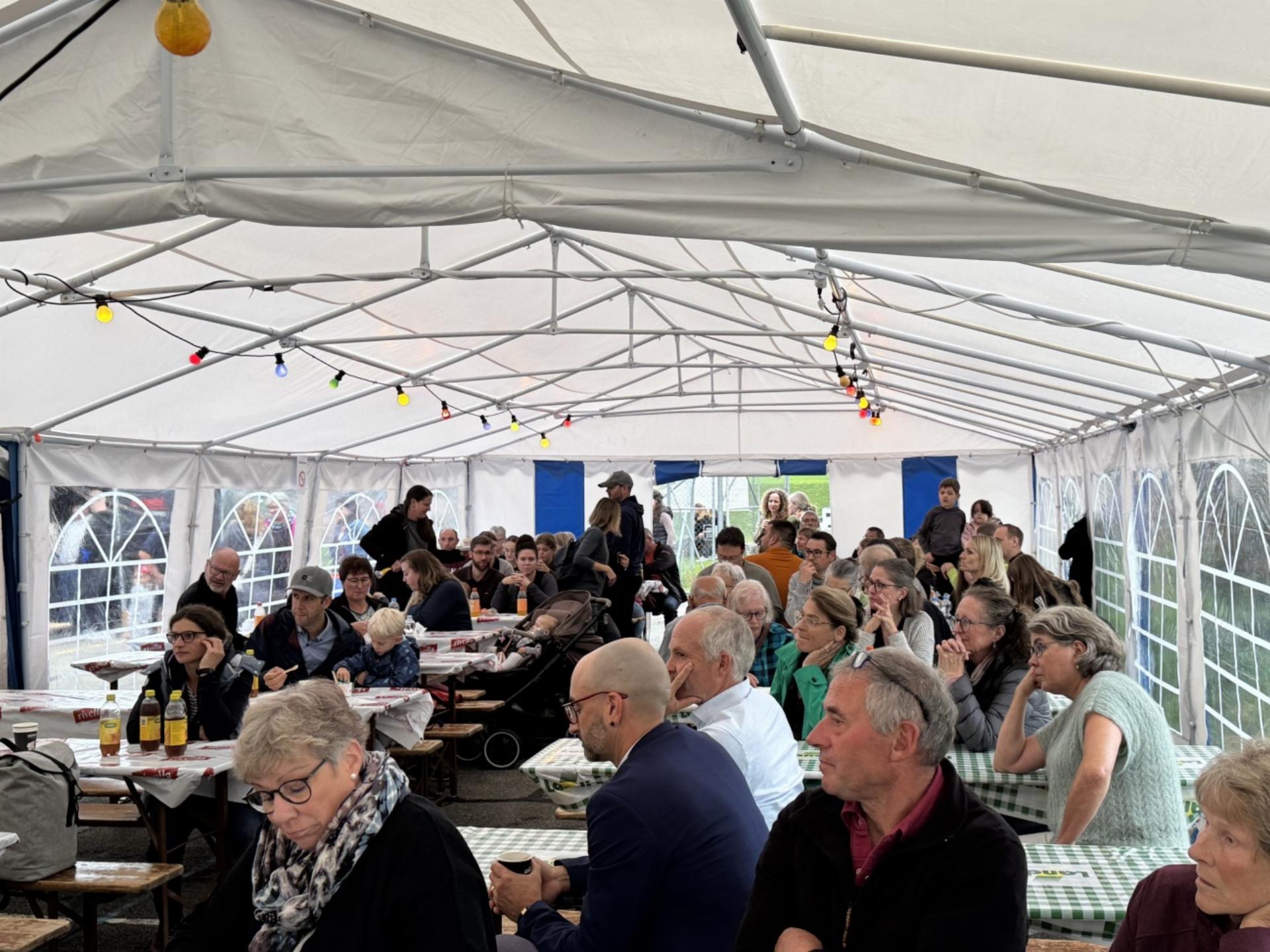 Dreifacher Grund zum Feiern im Schulhaus Goldbach - Das Bild wird blockiert. – Möglicherweise durch einen aktiven Adblocker.