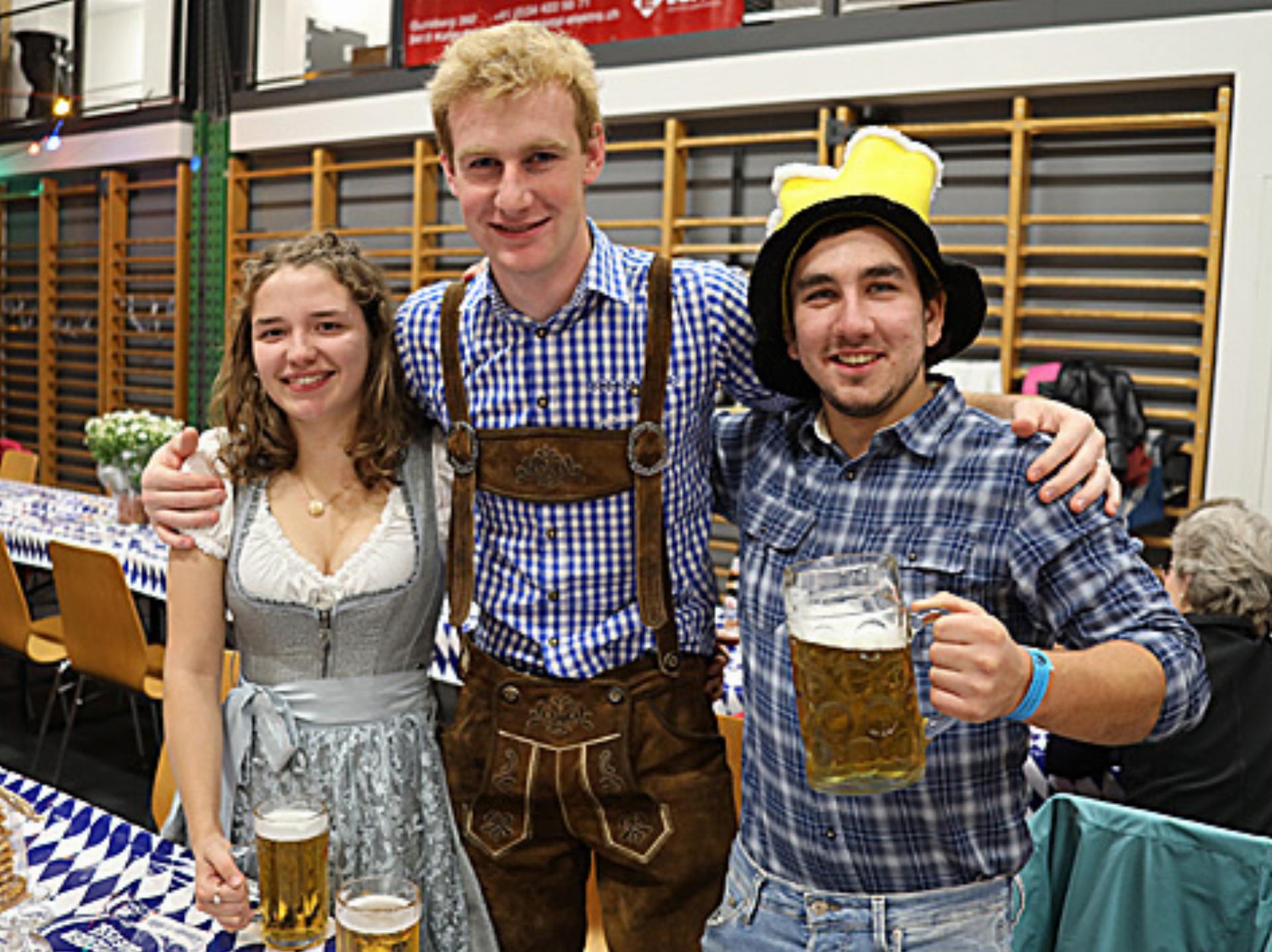 Traditionelles Oktoberfest in der Turnhalle