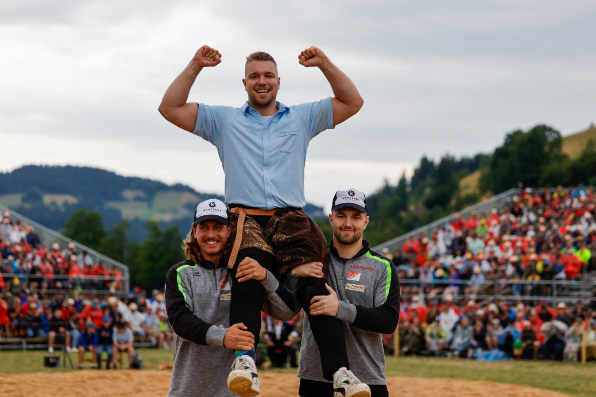 Adrian Walther schwingt am «Emmentalischen» obenaus