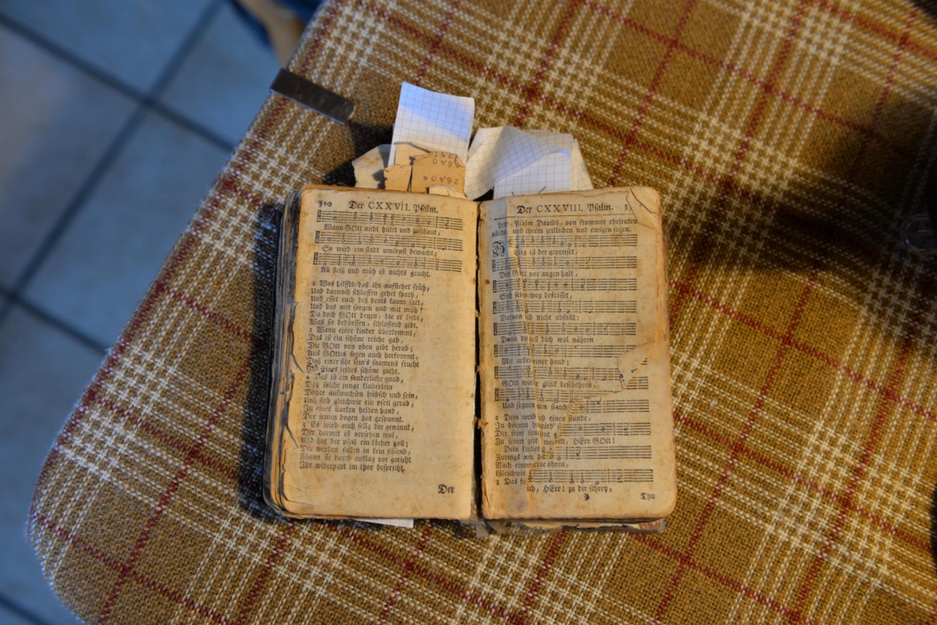 Fritz Thomet schnitzt seine Lebensgeschichte in Holz - Das Bild wird blockiert. – Möglicherweise durch einen aktiven Adblocker.