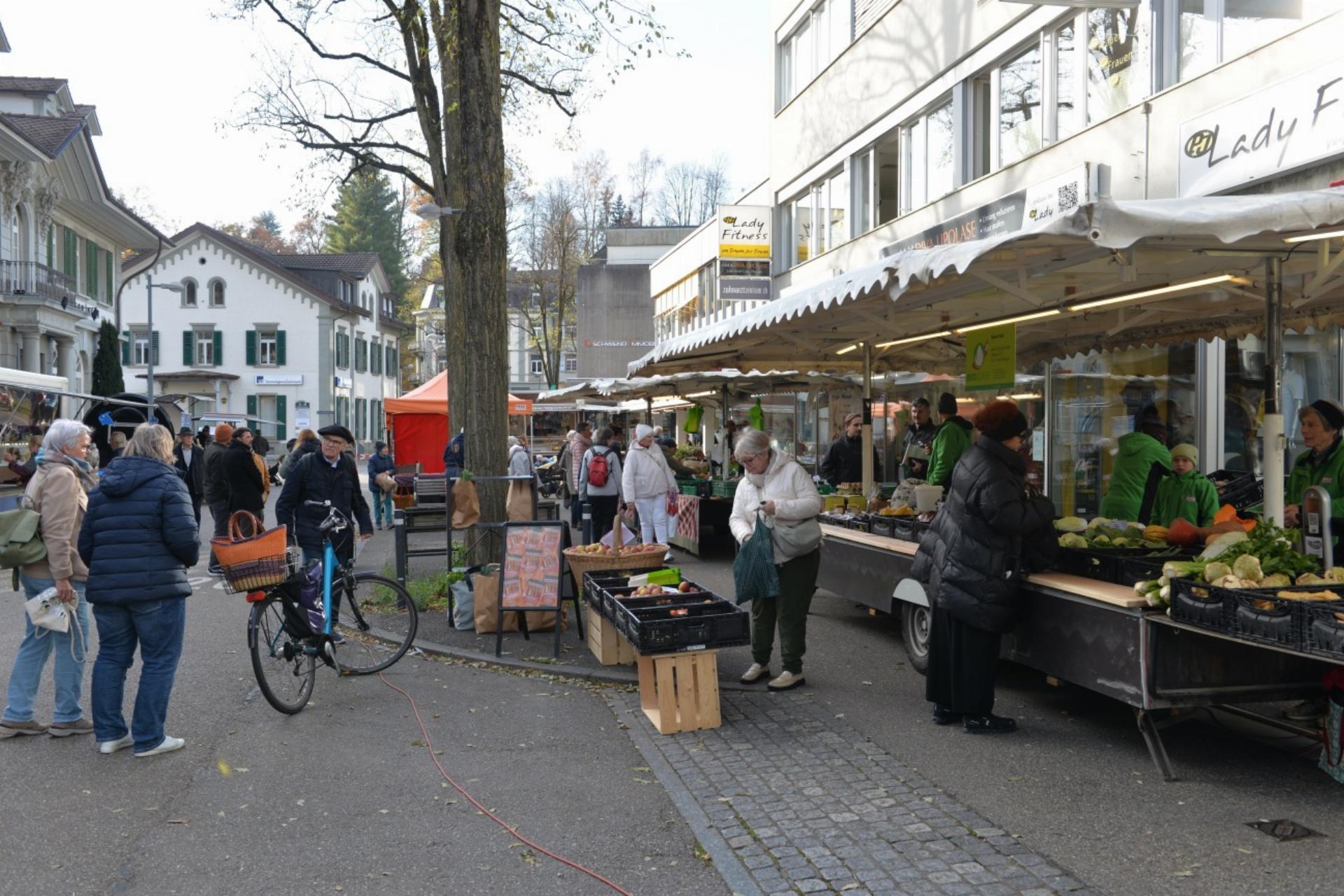 Erster Donnerstagsmarkt an der Bahnhofstrasse - Das Bild wird blockiert. – Möglicherweise durch einen aktiven Adblocker.