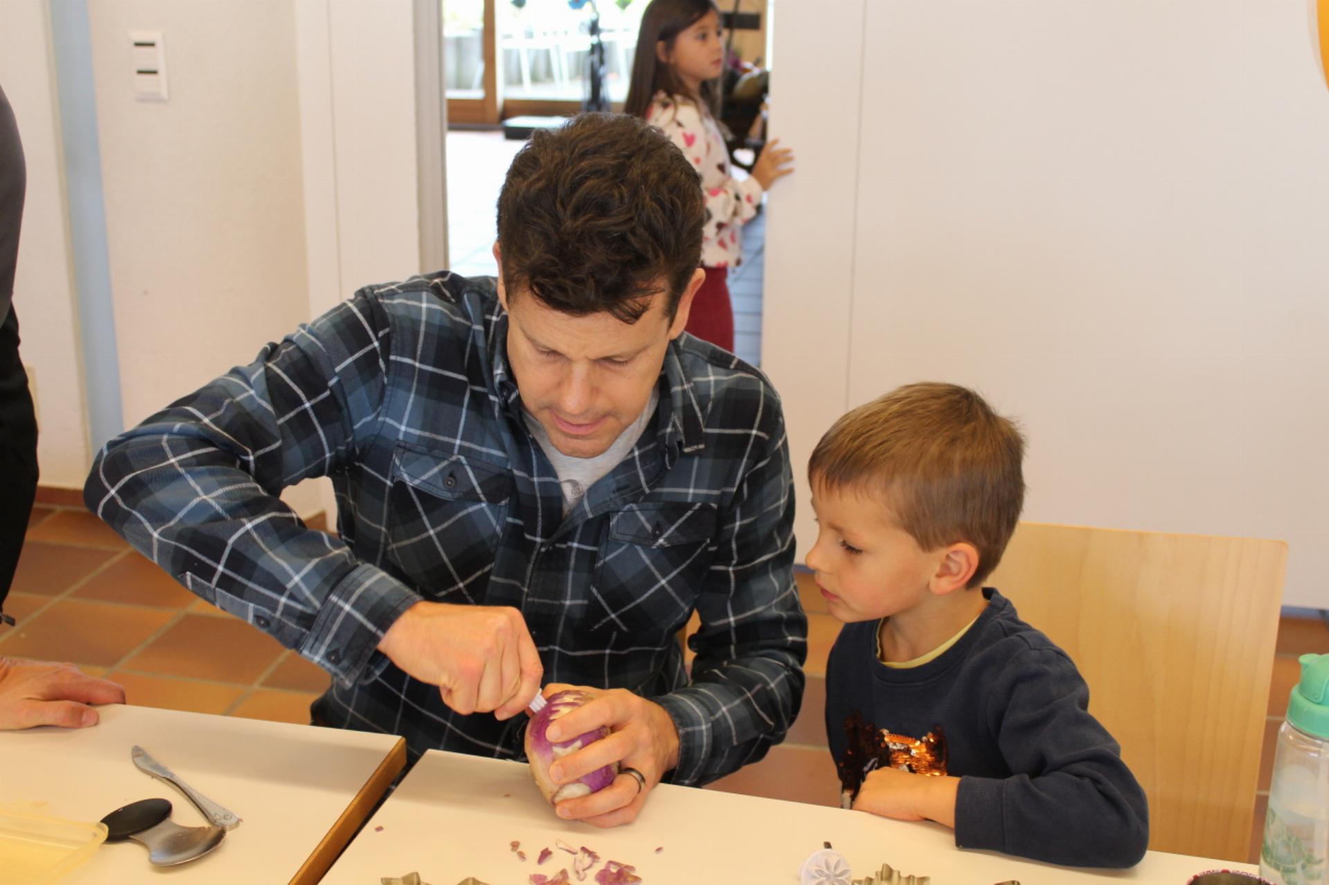 Traditioneller Räbeliechtli-Umzug - Das Bild wird blockiert. – Möglicherweise durch einen aktiven Adblocker.