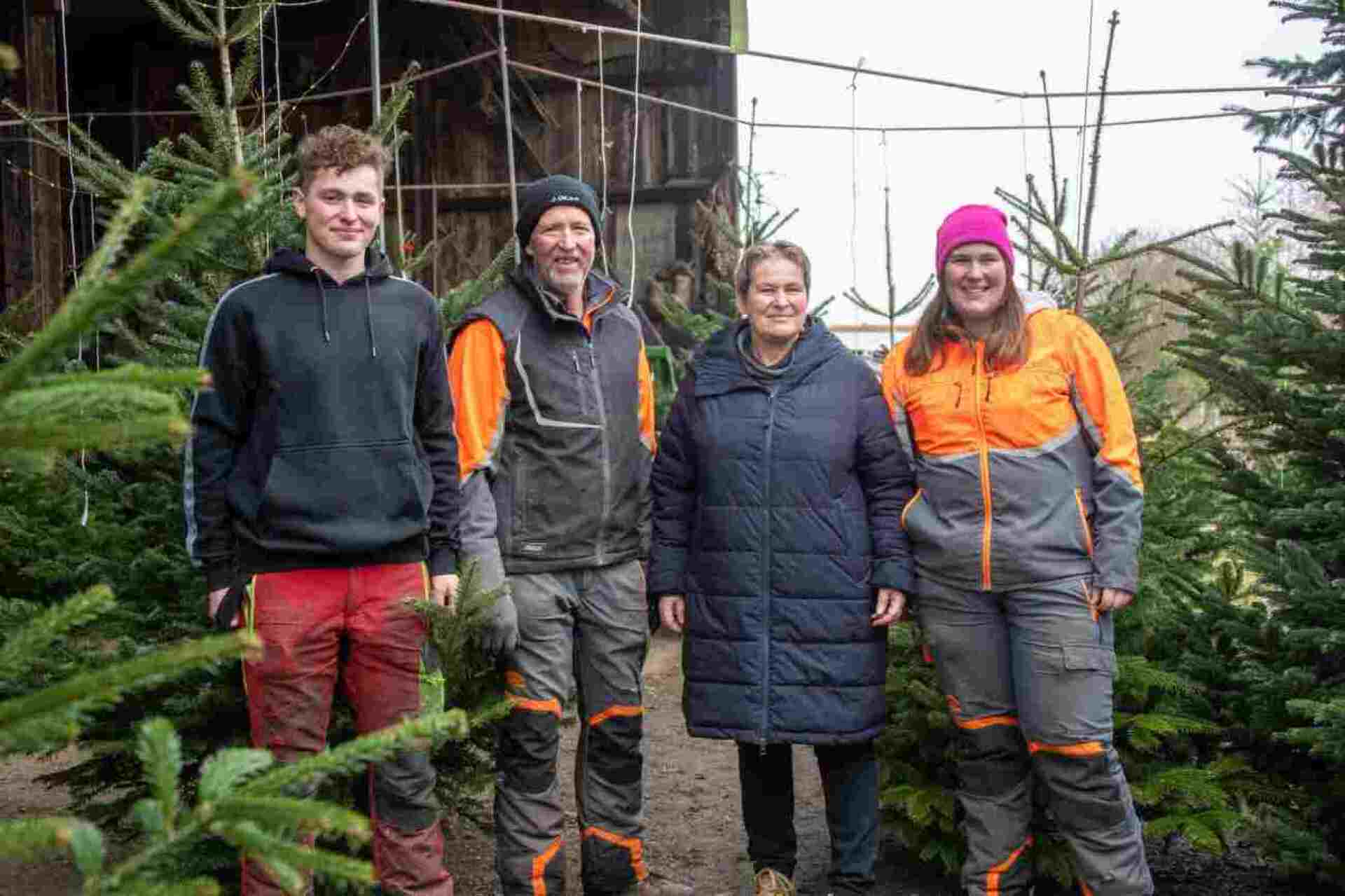 Grosse Auswahl an Weihnachtsbäumen beim Hof Aeschbacher - Das Bild wird blockiert. – Möglicherweise durch einen aktiven Adblocker.
