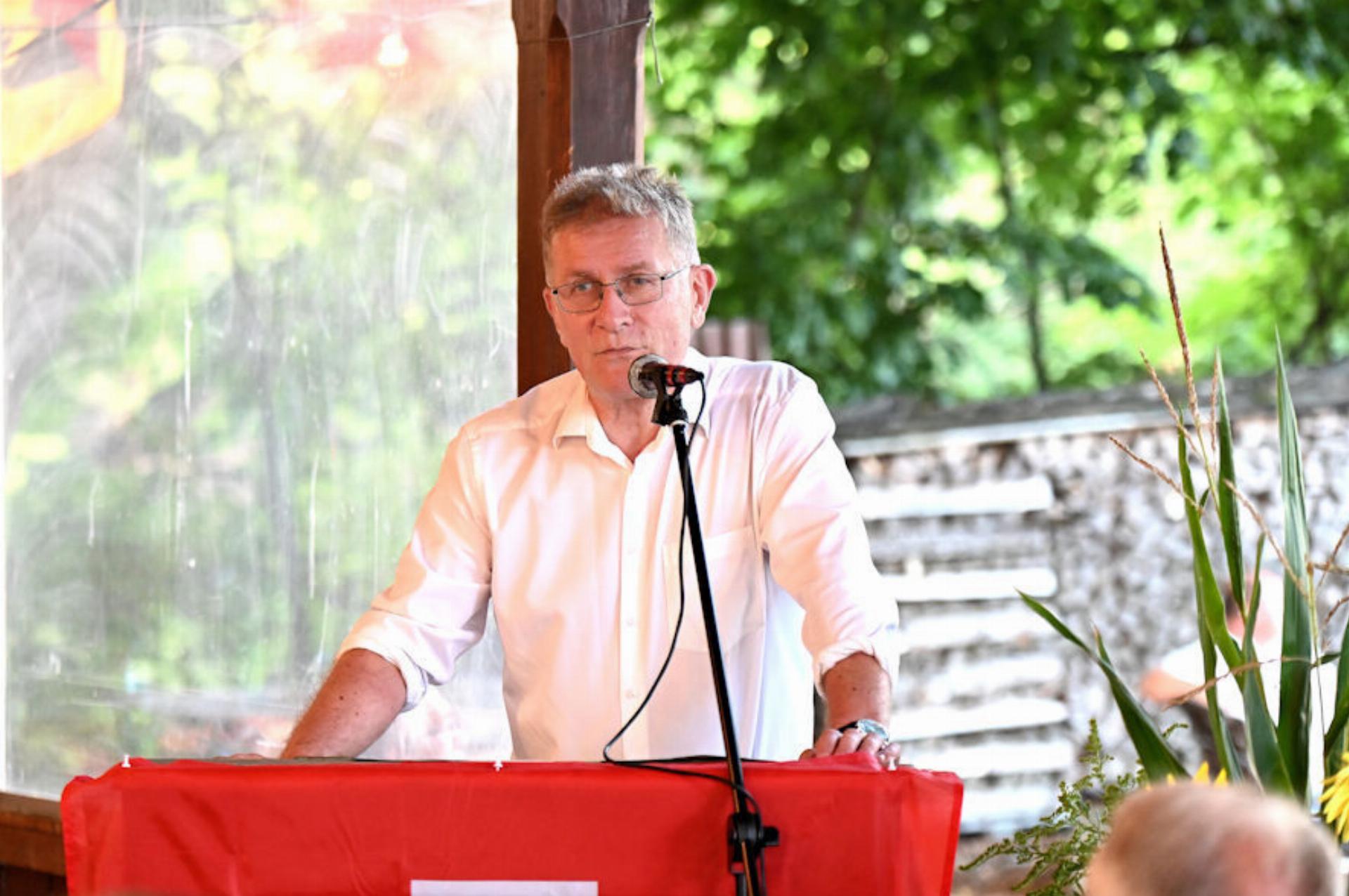 Regierungsrat Christoph Neuhaus spricht in Aefligen  