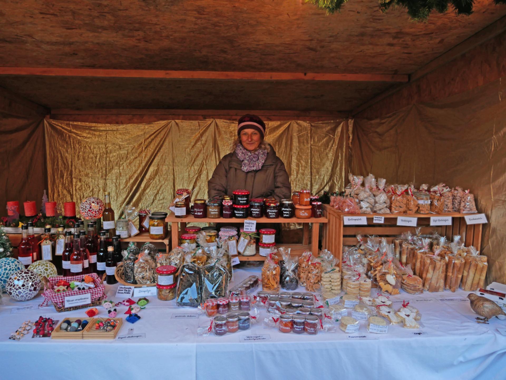 Stimmungsvoller Weihnachtsmarkt im und um das «Mäucherstübli» - Das Bild wird blockiert. – Möglicherweise durch einen aktiven Adblocker.