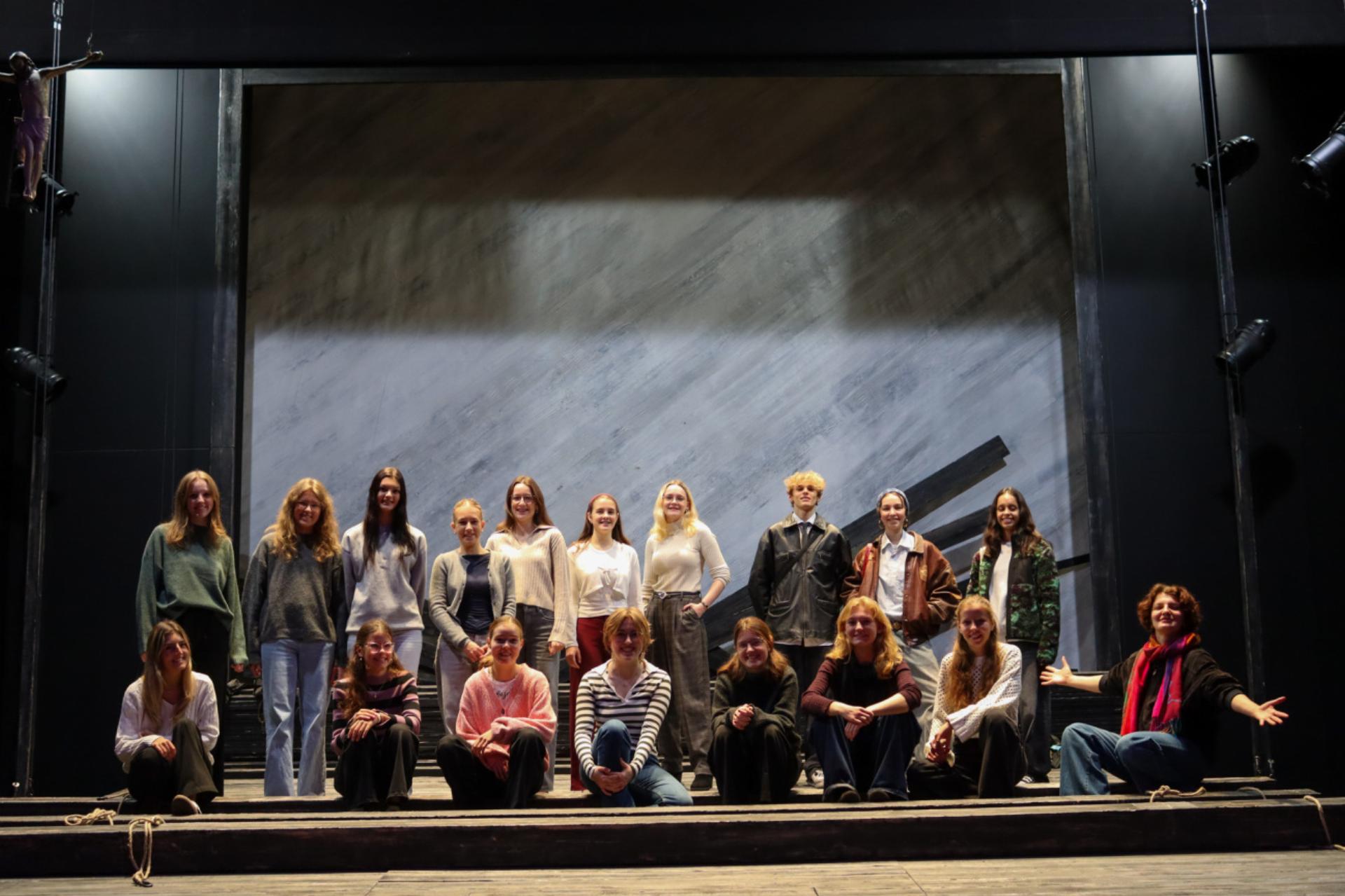 Das Gymnasium Burgdorf schaut hinter die Kulissen des Theaters «TOBS!»