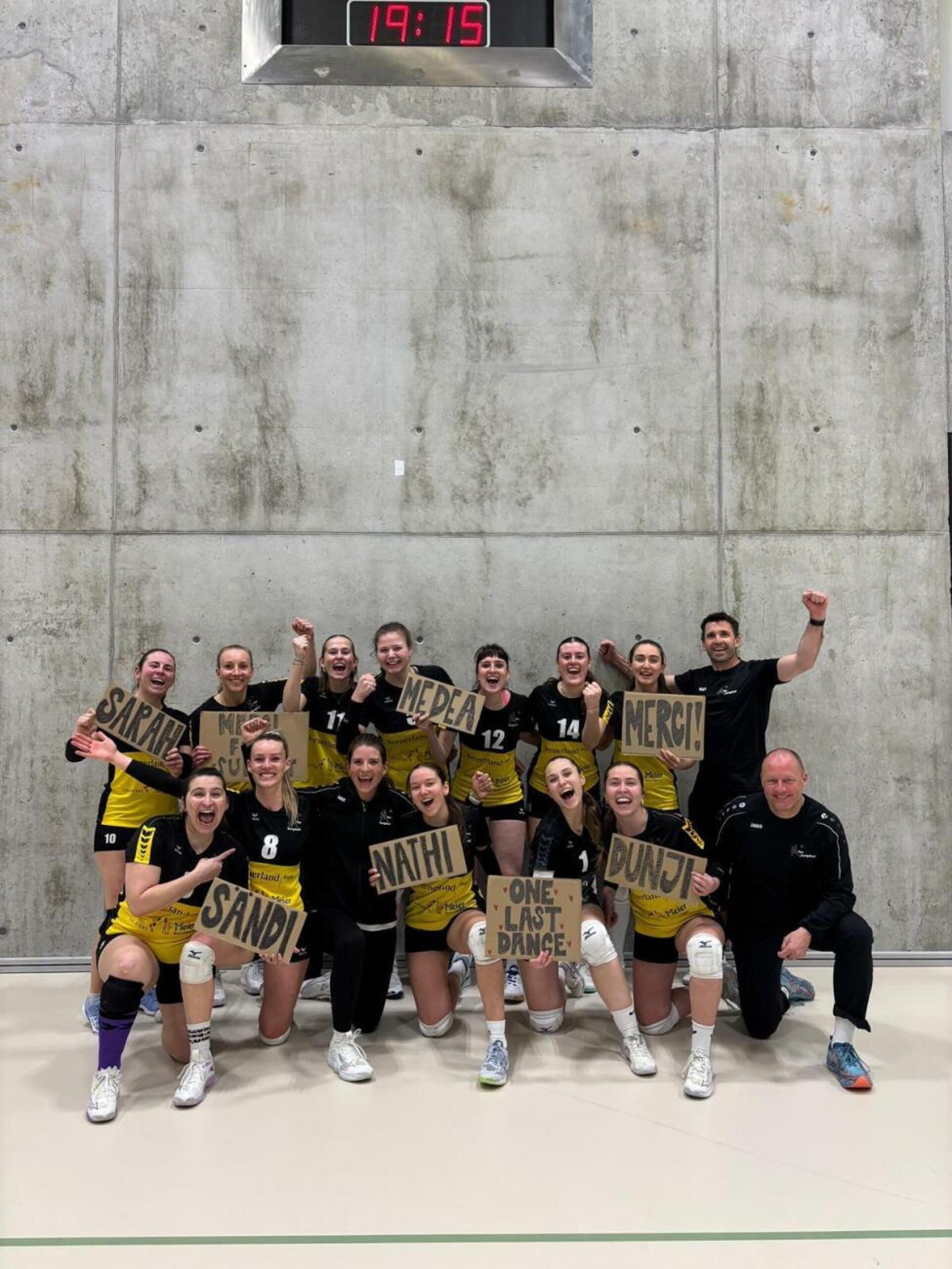 Das erste Damenteam des VBC Burgdorf schafft den Sprung in die 1. Liga  - Das Bild wird blockiert. – Möglicherweise durch einen aktiven Adblocker.