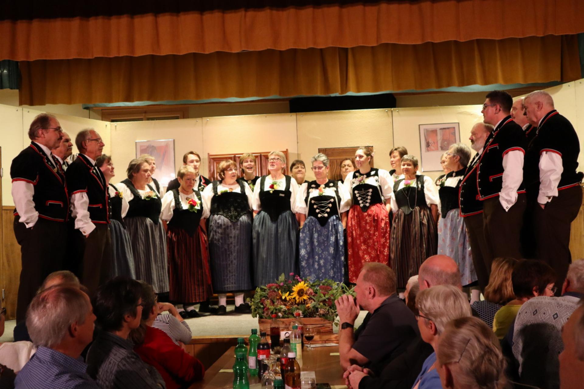 Jodlerchörli Aemmegruess lud zu Konzert und Theater 