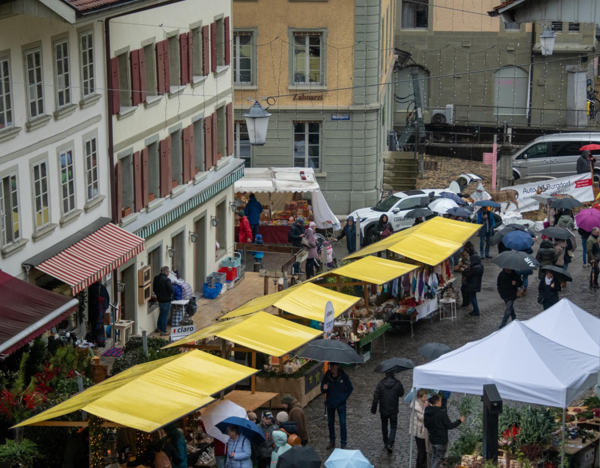 Regen prägte den diesjährigen Adventsmarkt - Das Bild wird blockiert. – Möglicherweise durch einen aktiven Adblocker.