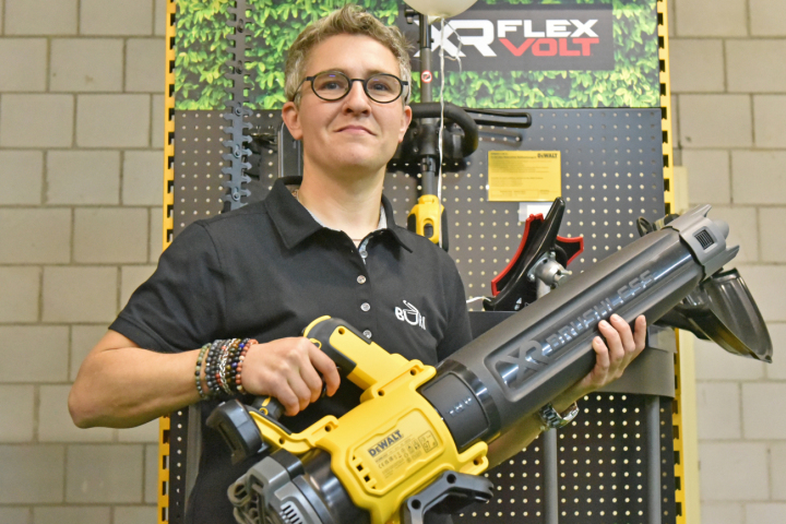 Lara Grossenbacher, Leitung Handwerkershop der Buri AG, präsentiert in der «Gartenoase» ein Gerät der neu angebotenen Marke «DEWALT». Lara Grossenbacher, Leitung Handwerkershop der Buri AG, präsentiert in der «Gartenoase» ein Gerät der neu angebotenen Marke «DEWALT».