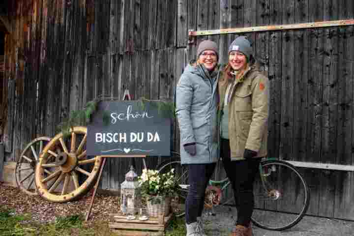 Selina Wyler (links) und Rahel Jost luden am vergangenen Wochenende zur Adventsausstellung in die Höibühni an der Dieterswaldstrasse ein. Selina Wyler (links) und Rahel Jost luden am vergangenen Wochenende zur Adventsausstellung in die Höibühni an der Dieterswaldstrasse ein.
