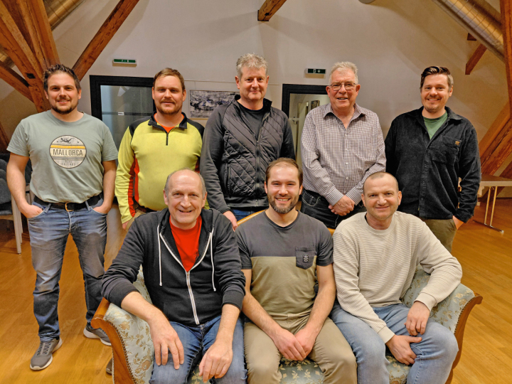 Die Mitglieder des Trägervereins (vorne sitzend von links): Hansueli Burkhalter, Martin Sommer, Alain Geering. Hinten stehend von links: Kilian Gehrig, Markus Bärtschi, Bernhard Stucki, Walter Hänni, Andreas Gasser. 