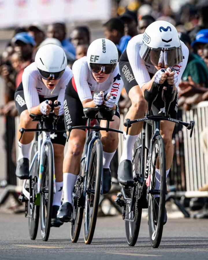 Marlen Reusser (rechts) vor Jasmin Liechti (Mitte) beim Mixed-Team-Zeitfahren.