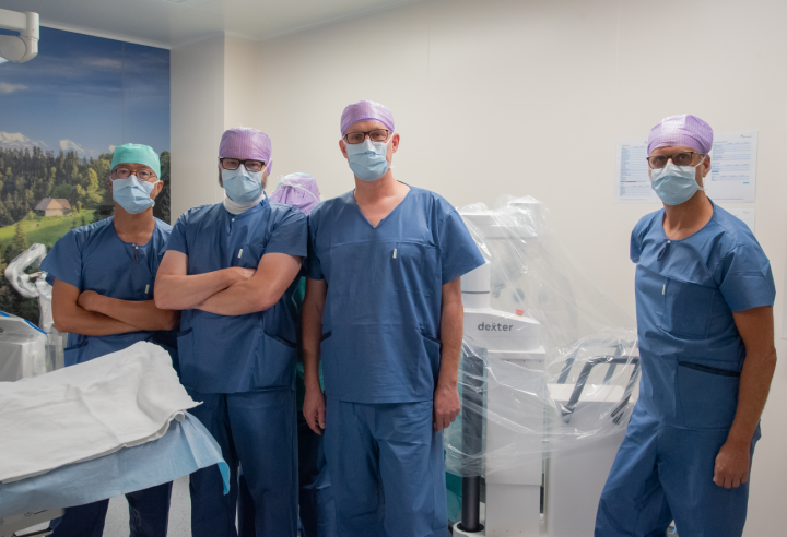Das Robotik-Team des Spitals Emmental freut sich über die ersten Eingriffe mit dem Dexter-Roboter: Dr. med. Quang Ly, Dr. med. Matthias Schneider, Dr. med. Christoph Schlomach und Dr. med. André Gehrz.