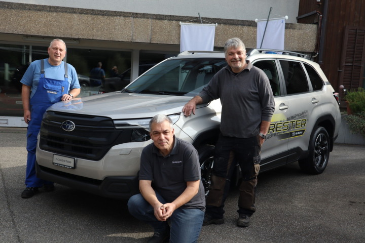 Von links: Markus, Roland und Bruno Loosli informieren über die neusten  SUBARU-Modelle.