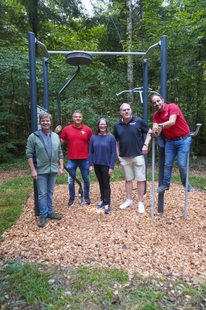 Von links: Kurt Baumann, Gemeindepräsident Lützelflüh, Zsolt Janosi, Firma Kompan, Stefanie Gsell, Gemeinderätin Lützelflüh, Christian Stucki, Schwingerkönig, und Saverio Riccelli, Firma Kompan.