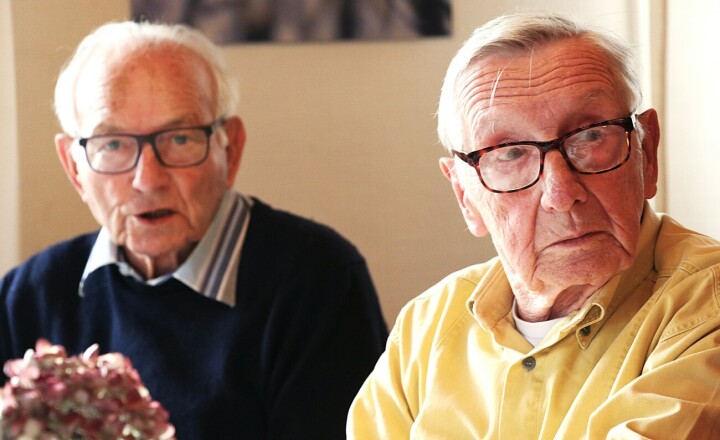 Ehrenpräsident Peter Bachmann (links) und Gerhard Hess (beide Burgdorf)  verfolgen gespannt das Pferderennen. 