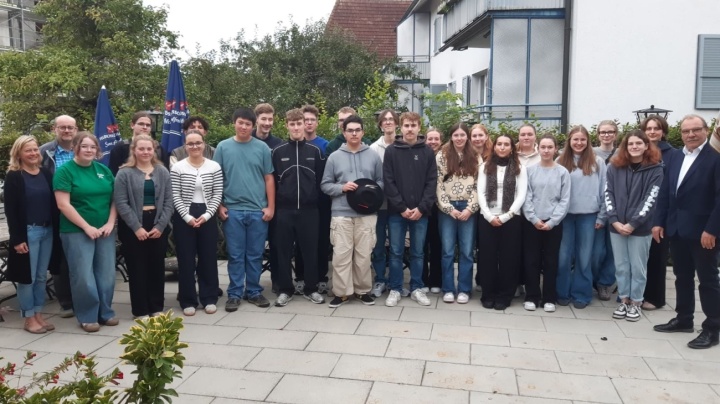 Teilnehmende Jungbürgerinnen und Jungbürger der Gemeinden Hasle b. B. und Rüegsau, zusammen mit den Vertretenden der beiden Gemeinderäte. 