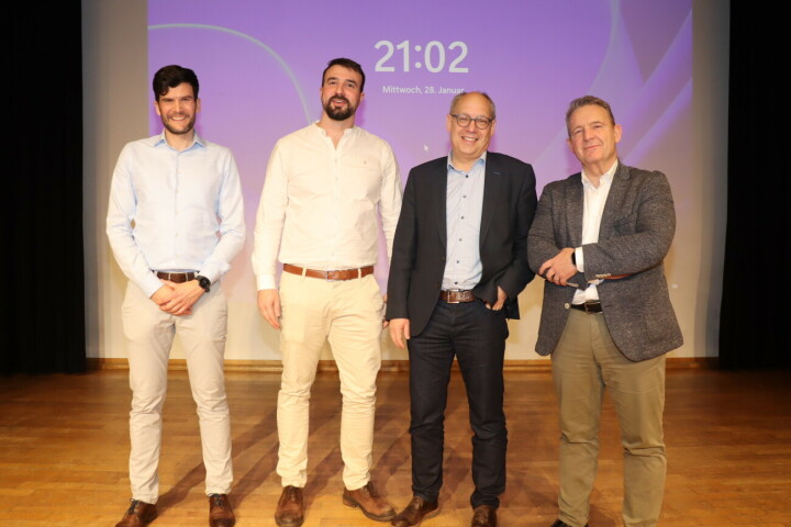 Von links: Philipp Leppert, Projektleiter Neue Energien CKW AG, Janick Jampen, Leiter Gas, Wasser und Wärme der Localnet AG, Stefan Berger, Stadtpräsident von Burgdorf, und Francesco Rappa, VR-Vizepräsident der Localnet AG. Bild: Helen Käser