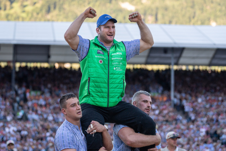 Armon Orlik ist der erste Schwingerkönig aus dem Kanton Graubünden. Unter lautstarkem Jubel des Publikums wird er von den beiden Schlussgangteilnehmern Werner Schlegel und Samuel Giger geschultert.  Bild: ESAF 2025 / Lorenz Reifler