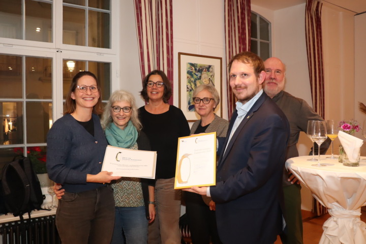 Von links: Die Vertreterinnen des Besuchs- und Begleitdienstes des SRK Maria Widmer, Silvia Hirsig und Lisa Plüss, Barbara Lüthi, Mitglied der Sozialkommission, Gemeinderat Elias Maier und Manfred Schaffer, Präsident der Sozialkommission. Von links: Die Vertreterinnen des Besuchs- und Begleitdienstes des SRK Maria Widmer, Silvia Hirsig und Lisa Plüss, Barbara Lüthi, Mitglied der Sozialkommission, Gemeinderat Elias Maier und Manfred Schaffer, Präsident der Sozialkommission.