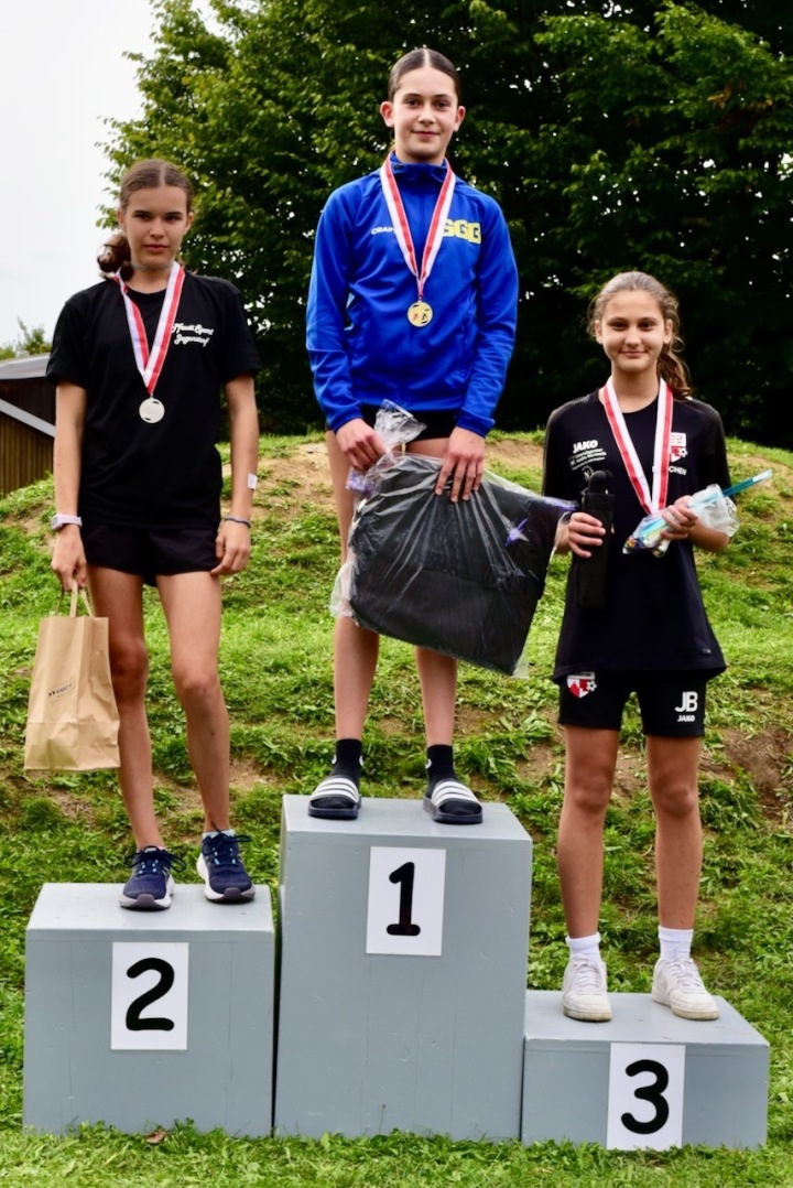 Von links: Luisa Jokisch (2. Platz), Emilie Kobi (1. Platz) und Janina Buzhala (3. Platz).