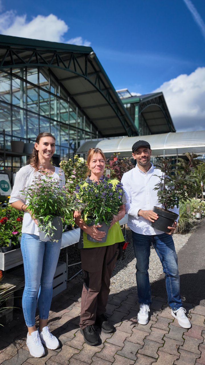 Gründer Adrian Bernhard mit Rosmarie Bernhard, Mitarbeiterin der Gärtnerei Huplant und Alexandra Frauchiger, Mitglied der Geschäftsleitung. 