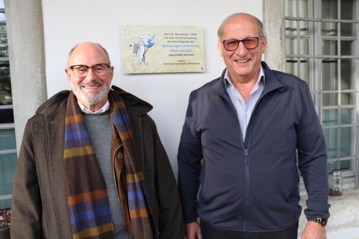 Obmann Otto A. Seeholzer und der Eidgenosse Ueli Stucki vor der Gründungstafel zum 75. Geburtstag der Schwingervereinigung Oberaargau.. 