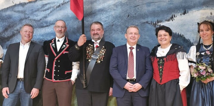 Von links: Patrick Sommer, Geschäftsführer des Eidgenössischen Jodlerfests 2029 in Burgdorf, Martin Sempach, Präsident des Trägervereins, ein Fähnrich des Jodlerverbands, Francesco M. Rappa, OK-Präsident, Karin Niederberger, Präsidentin des Eidgenössischen Jodlerverbands, und eine Ehrendame. 