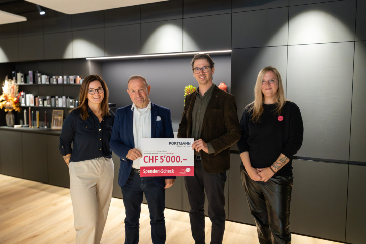 Viel Grund zur Freude: Eliane und David Portmann (links; 3. und 2. Generation Geschäftsleitung von Möbel Portmann) überreichten den Scheck im Wert von 5000 Franken an die Stiftung intact, vertreten durch Patrick Tinner (stv. Geschäftsführer) und Nadia Frey (stv. Bereichsleiterin Marketing und Kommunikation).
