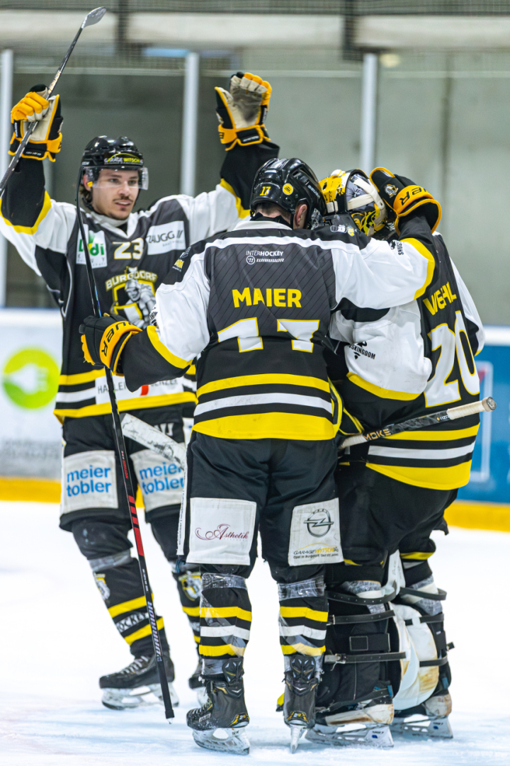 Die Spieler des EHC Burgdorf bejubeln den Sieg, der das Team auf dem 2. Rang in die Viertelfinal-Playoffs starten lässt. bBild: zvg