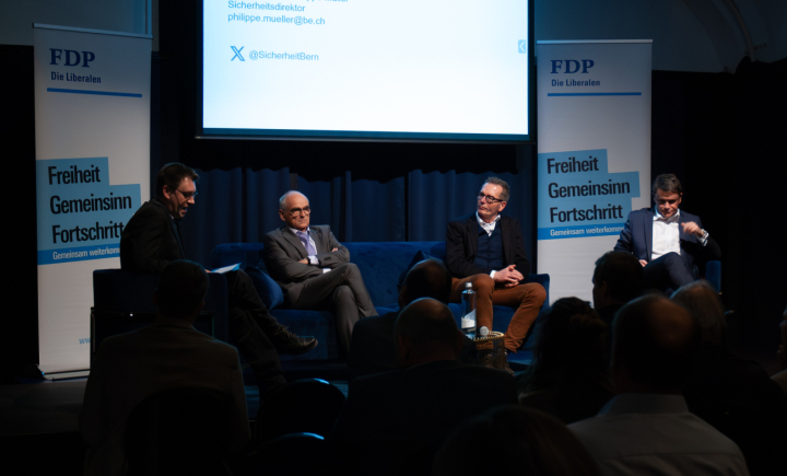 Die prominenten Gäste Pierre Alain Schnegg, Vorsteher der Gesundheits-, Sozial- und Integrationsdirektion, Raphael Lanz, Stadtpräsident von Thun, und Philippe Müller, Vorsteher der Sicherheitsdirektion, diskutierten über das Thema Sicherheit und beantworteten Fragen des Moderators und des Publikums. 