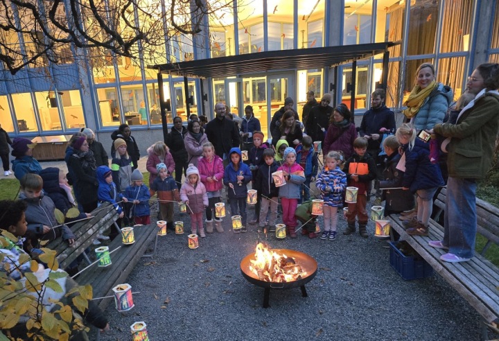 Die Kinder mit ihren selbst gebastelten, farbenfrohen Laternen.