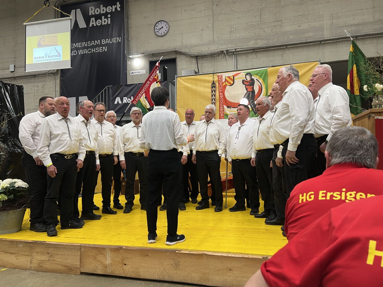 Der Männerchor Ersigen unter der musikalischen Leitung von Valrie Mäder. Der Männerchor Ersigen unter der musikalischen Leitung von Valrie Mäder.