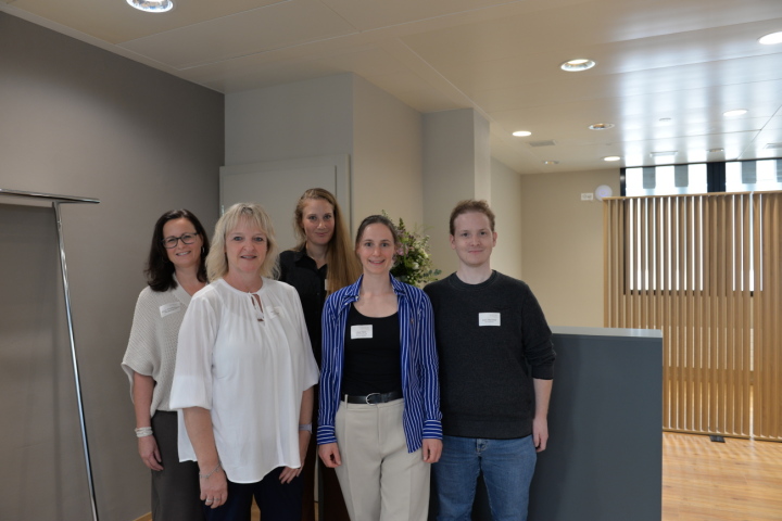 Von links: Sonja Grossenbacher, Praxisassistentin, Nicole Renggli, Leiterin Empfang / Praxisassistentin, Doris Glück, Leiterin Physiotherapie und Leiterin med. Massage, Anja Maire, Standortleiterin Burgdorf / Fachchiropraktorin und Dario Marchetti, Berufsmasseur. Von links: Sonja Grossenbacher, Praxisassistentin, Nicole Renggli, Leiterin Empfang / Praxisassistentin, Doris Glück, Leiterin Physiotherapie und Leiterin med. Massage, Anja Maire, Standortleiterin Burgdorf / Fachchiropraktorin und Dario Marchetti, Berufsmasseur.
