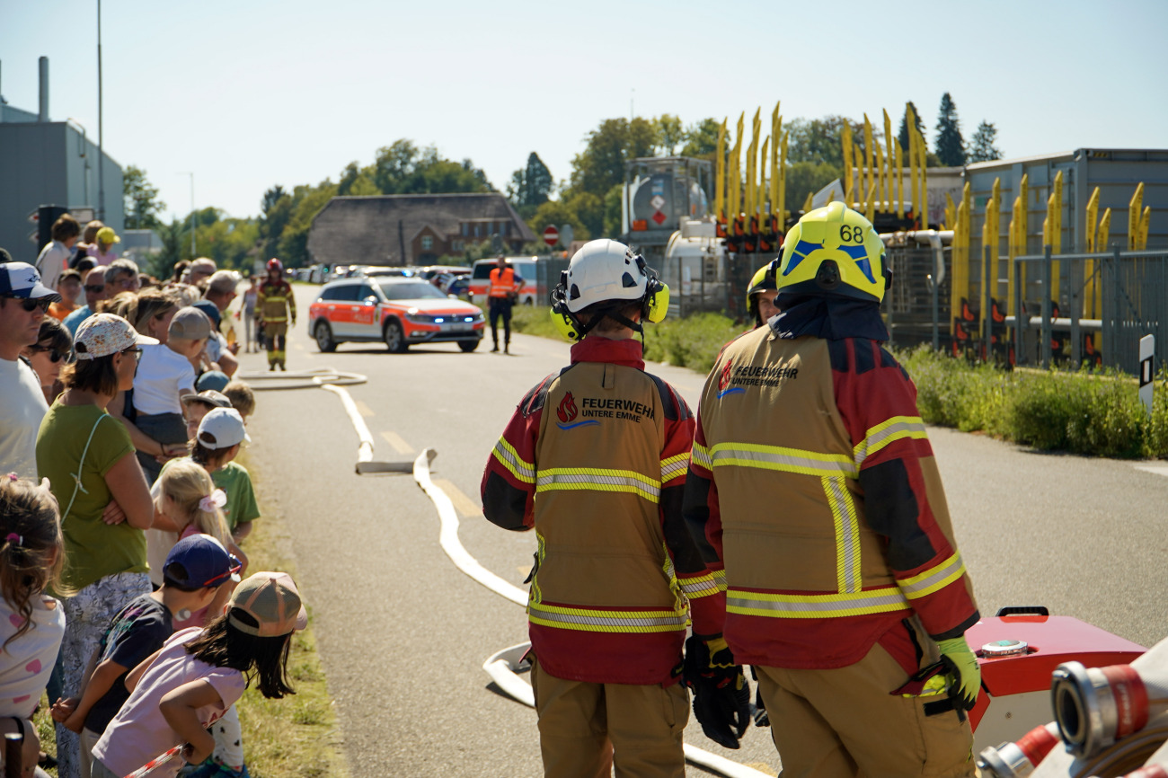 Die Vorführung der Jugendfeuerwehr wurde mit grossem Interesse verfolgt. Die Vorführung der Jugendfeuerwehr wurde mit grossem Interesse verfolgt.