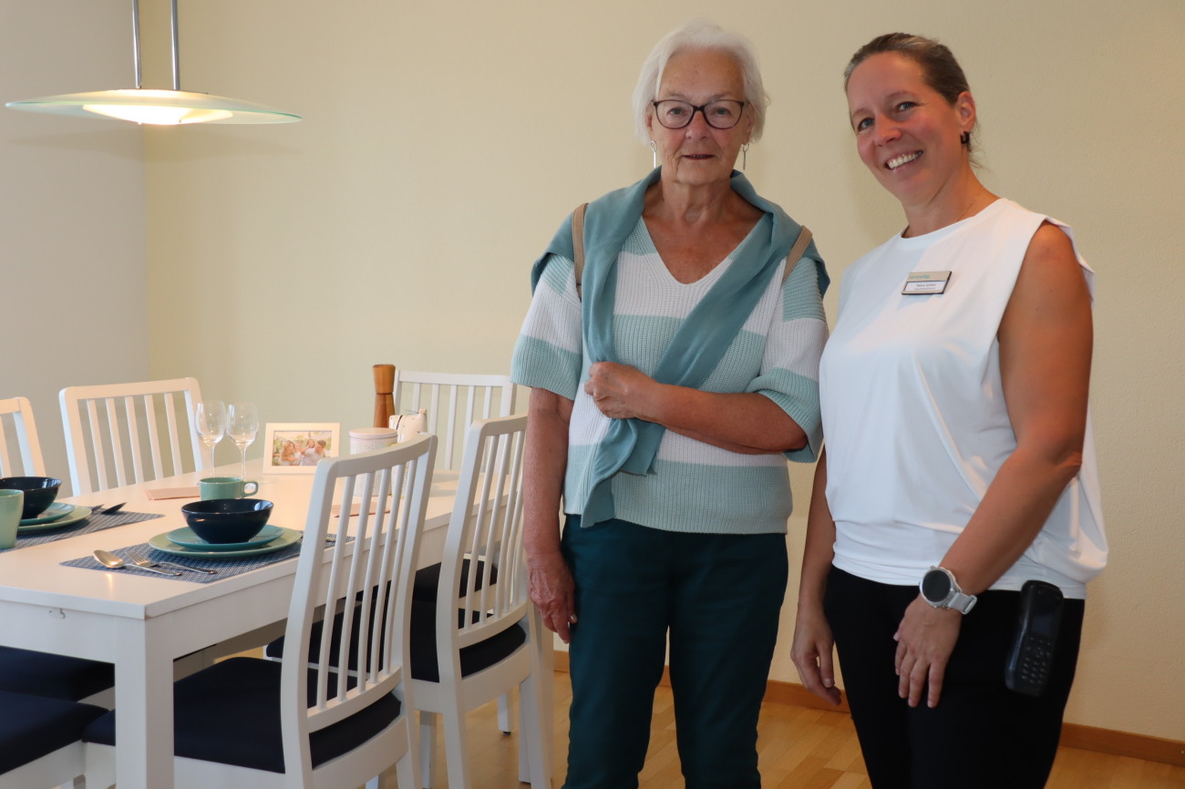 Geschäftsführerin Petra Schöni (rechts), bei einer Wohnungsführung. Geschäftsführerin Petra Schöni (rechts), bei einer Wohnungsführung.