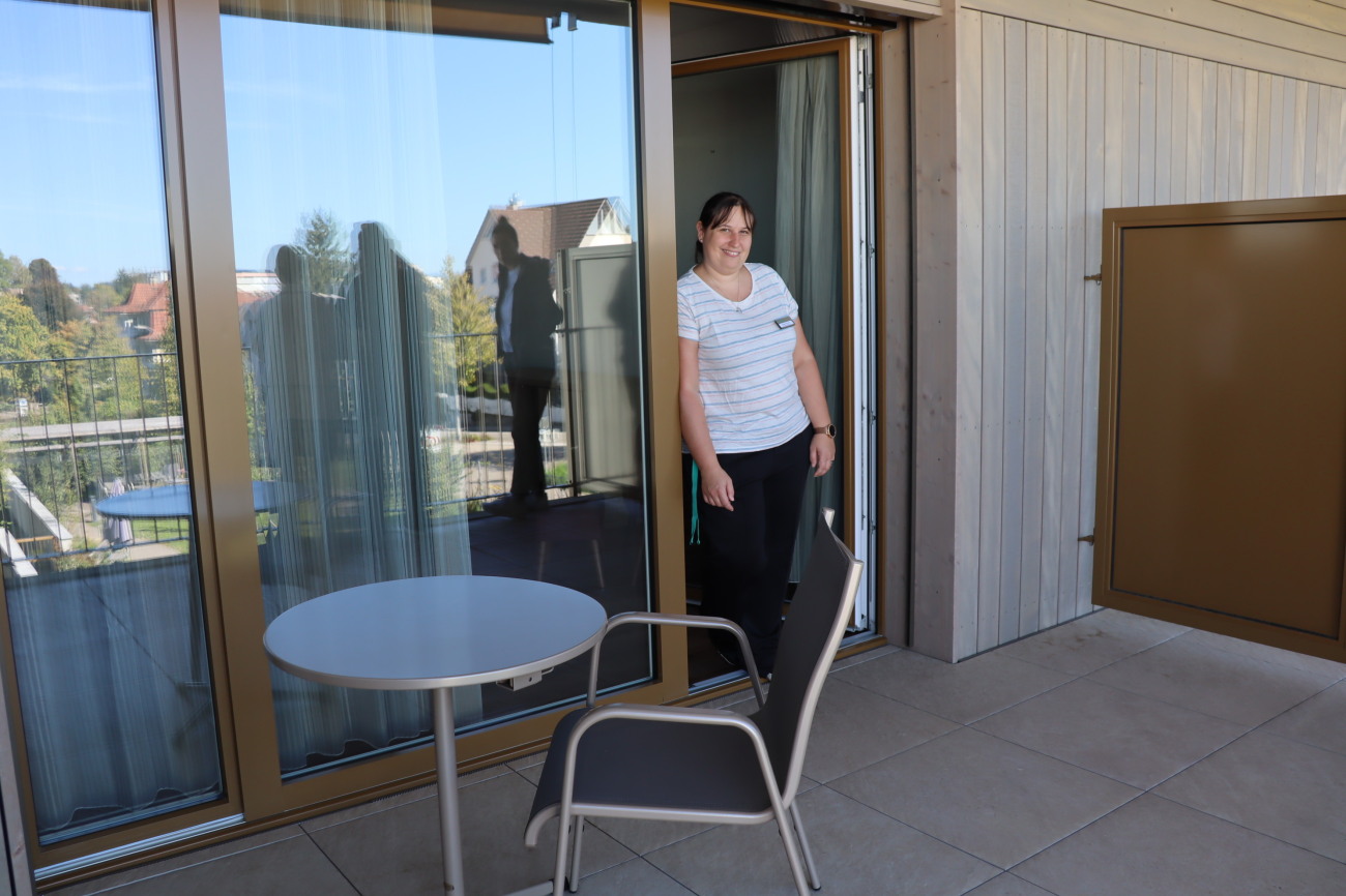 Pflegedienstleiterin Melanie Ehrsam auf dem Balkon eines Pflegezimmers. Pflegedienstleiterin Melanie Ehrsam auf dem Balkon eines Pflegezimmers.