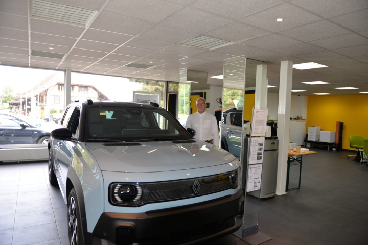 Geschäftsführer Antonio Casto mit dem Renault R4 E-Tech.