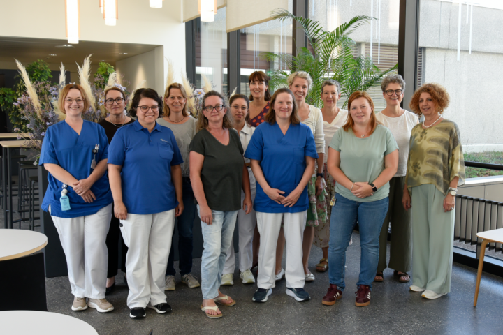 Das Kernteam der stationären spezialisierten Palliative Care (von links): Christine Wimmer, Abteilungsleiterin Pflegeabteilung A2, Katharina Widmer, Sozialarbeiterin, Maria Häni, Leiterin Pflegeentwicklung, Helen Duhm, Seelsorgerin, Daniela Jacob, Abteilungsleiterin Pflegeabteilungen A und B, Annika Bonin, Oberärztin Medizin, Claudine Kroužel, Co-Departementsleiterin Psychiatrie, Andrea Knuchel, Fachverantwortliche Pflege, Petra Mair, Leitende Ärztin Palliativmedizin, Nicole Schär, Fachverantwortliche Pflege, Jessica Krah, Fachverantwortliche Physiotherapie, Barbara Affolter, Leitende Ärztin Palliativmedizin, und Natasa Markovic, Ressortleiterin Pflege Bettenstationen. Das Kernteam der stationären spezialisierten Palliative Care (von links): Christine Wimmer, Abteilungsleiterin Pflegeabteilung A2, Katharina Widmer, Sozialarbeiterin, Maria Häni, Leiterin Pflegeentwicklung, Helen Duhm, Seelsorgerin, Daniela Jacob, Abteilungsleiterin Pflegeabteilungen A und B, Annika Bonin, Oberärztin Medizin, Claudine Kroužel, Co-Departementsleiterin Psychiatrie, Andrea Knuchel, Fachverantwortliche Pflege, Petra Mair, Leitende Ärztin Palliativmedizin, Nicole Schär, Fachverantwortliche Pflege, Jessica Krah, Fachverantwortliche Physiotherapie, Barbara Affolter, Leitende Ärztin Palliativmedizin, und Natasa Markovic, Ressortleiterin Pflege Bettenstationen.