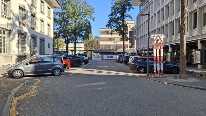 Diese Parkplätze auf der linken Seite vor dem Medizinischen Zentrum beim Bahnhof werden auch verloren gehen. Diese Parkplätze auf der linken Seite vor dem Medizinischen Zentrum beim Bahnhof werden auch verloren gehen.