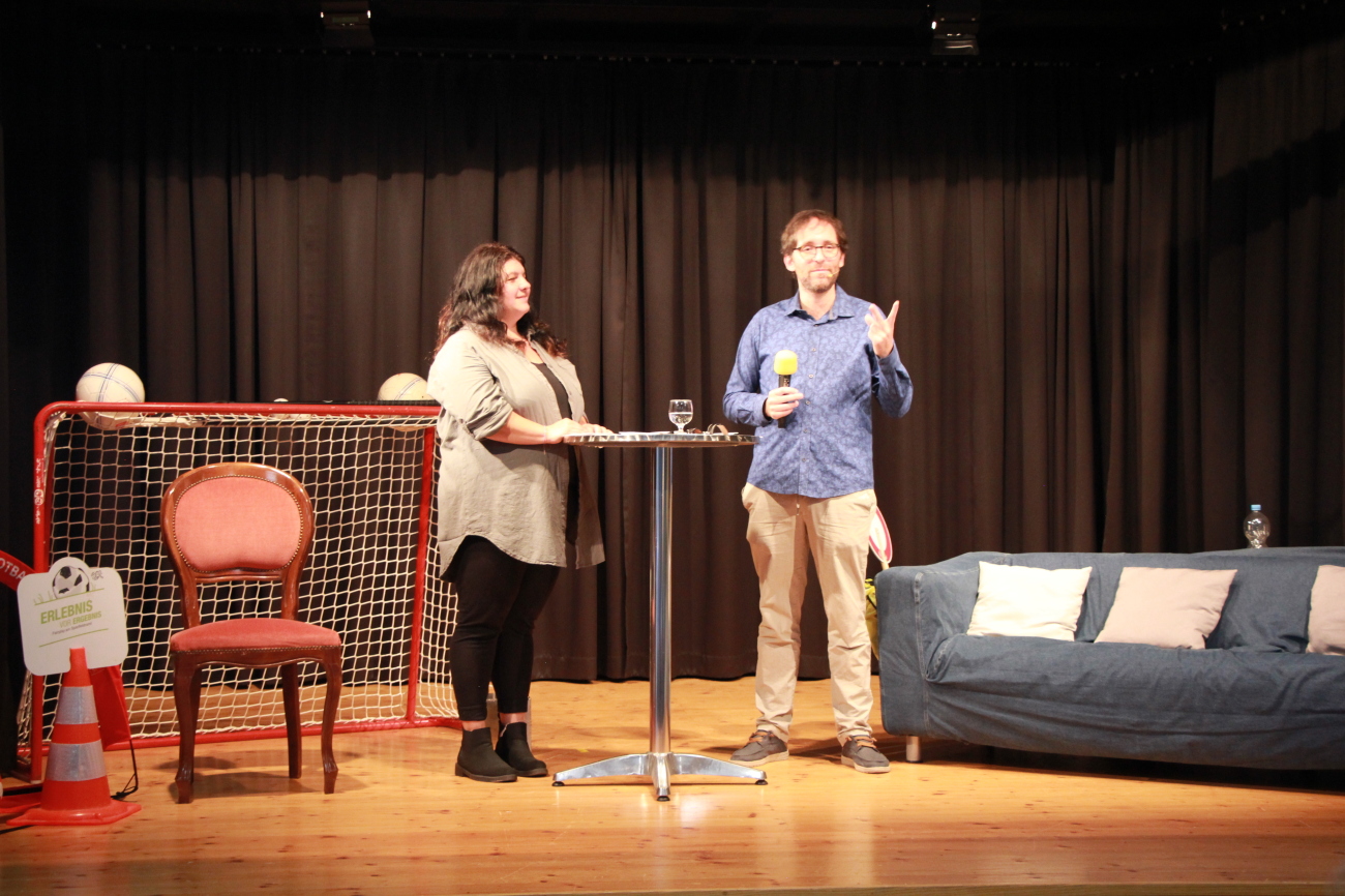 Priska Sutter nahm die Herausforderung des Frage-Antwort- Spiels an. Priska Sutter nahm die Herausforderung des Frage-Antwort- Spiels an.