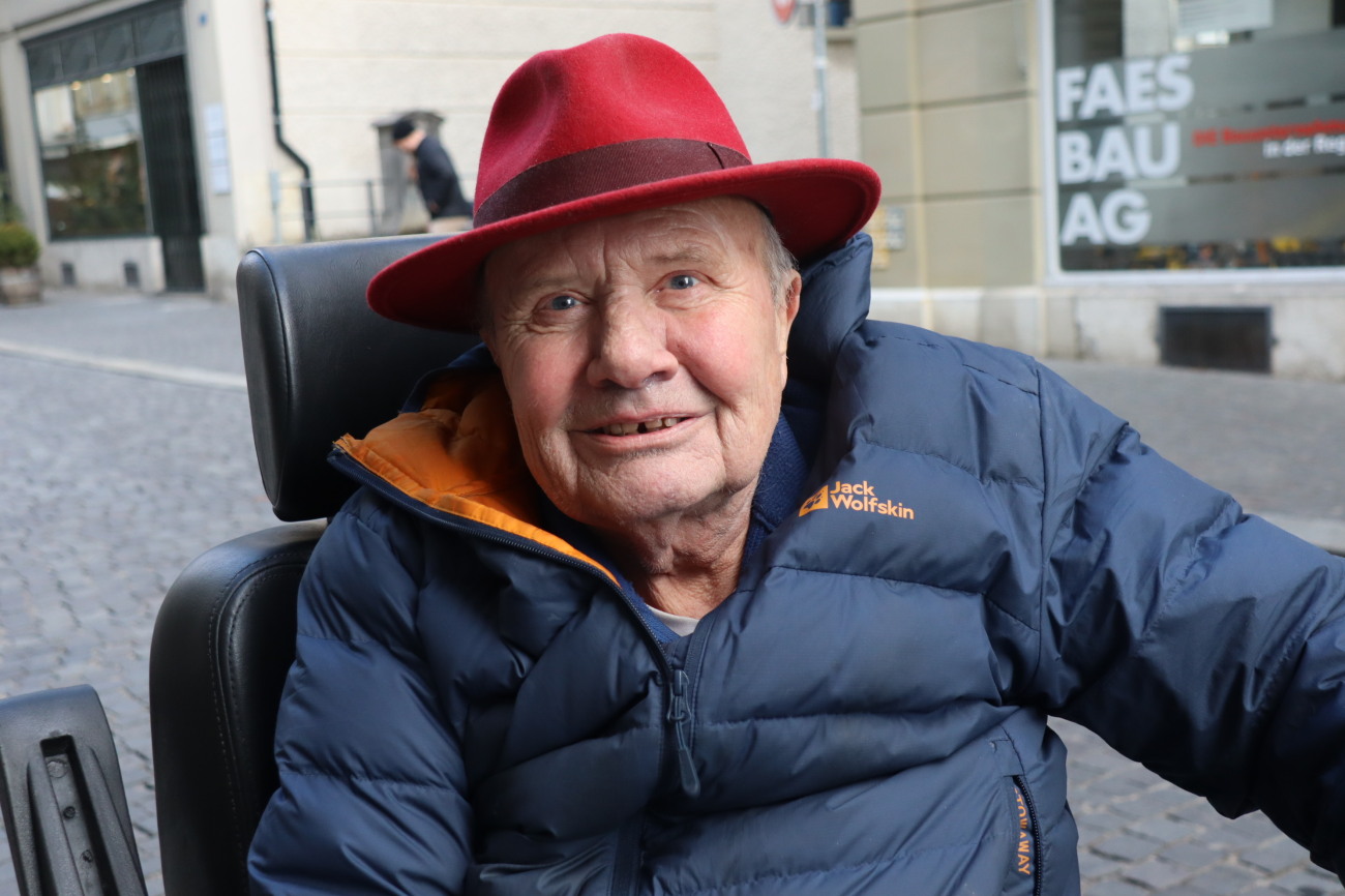 Thomas: Ich bin ein grosser Optimist. Darum freue ich mich aufs Jahr 2026. Ich schaue nicht zurück oder plane für die Zukunft, sondern lebe in der Gegenwart. Jeder Tag ist ein geschenkter Tag. Rituale sind nichts für mich, auch nicht an Silvester. Wenn ich ans vergangene Jahr denke, kommen mir Schlagworte wie Trump, Putin, Meloni, Weidel oder Orban in den Sinn. Schaue ich aufs kommende Jahr, so hoffe ich auf eine Stärkung Europas. Putin soll aufhören mit seinen Machtansprüchen und der Ukrainekrieg soll beendet werden. Thomas: Ich bin ein grosser Optimist. Darum freue ich mich aufs Jahr 2026. Ich schaue nicht zurück oder plane für die Zukunft, sondern lebe in der Gegenwart. Jeder Tag ist ein geschenkter Tag. Rituale sind nichts für mich, auch nicht an Silvester. Wenn ich ans vergangene Jahr denke, kommen mir Schlagworte wie Trump, Putin, Meloni, Weidel oder Orban in den Sinn. Schaue ich aufs kommende Jahr, so hoffe ich auf eine Stärkung Europas. Putin soll aufhören mit seinen Machtansprüchen und der Ukrainekrieg soll beendet werden.