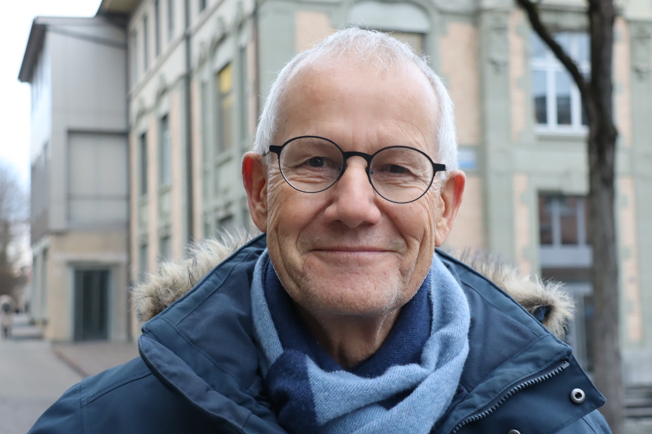 Thomas: Zum Jahreswechsel kommt mir spontan der Bibelspruch «siehe, ich mache alles neu» in den Sinn. Etwas Neues beginnt, der Kalender ist leer. Alles ist offen und keiner weiss, was kommt. Wenn ich das Jahr 2025 Revue passieren lasse, empfinde ich Dankbarkeit, fürs 2026 Zuversicht. An Silvester treffen wir uns mit Bekannten, tauschen uns mit ihnen aus und geniessen das gesellige Beisammensein. Es muss jedoch nicht bis Mitternacht dauern. Denke ich an die Zukunft, so sehe ich diese als fragil. Mir ist bewusst, dass nicht immer alles im gleichen Trott weitergeht, wir nicht alles im Griff haben. Thomas: Zum Jahreswechsel kommt mir spontan der Bibelspruch «siehe, ich mache alles neu» in den Sinn. Etwas Neues beginnt, der Kalender ist leer. Alles ist offen und keiner weiss, was kommt. Wenn ich das Jahr 2025 Revue passieren lasse, empfinde ich Dankbarkeit, fürs 2026 Zuversicht. An Silvester treffen wir uns mit Bekannten, tauschen uns mit ihnen aus und geniessen das gesellige Beisammensein. Es muss jedoch nicht bis Mitternacht dauern. Denke ich an die Zukunft, so sehe ich diese als fragil. Mir ist bewusst, dass nicht immer alles im gleichen Trott weitergeht, wir nicht alles im Griff haben.