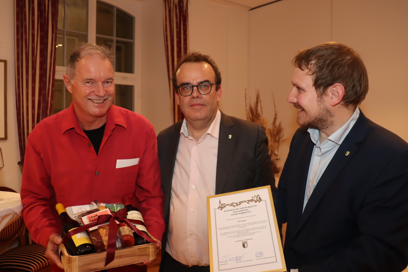 Von links: Heinz Begré, Gewinner des Spezialpreises, und die Gemeinderäte Michael Ritter und Elias Maier. Von links: Heinz Begré, Gewinner des Spezialpreises, und die Gemeinderäte Michael Ritter und Elias Maier.