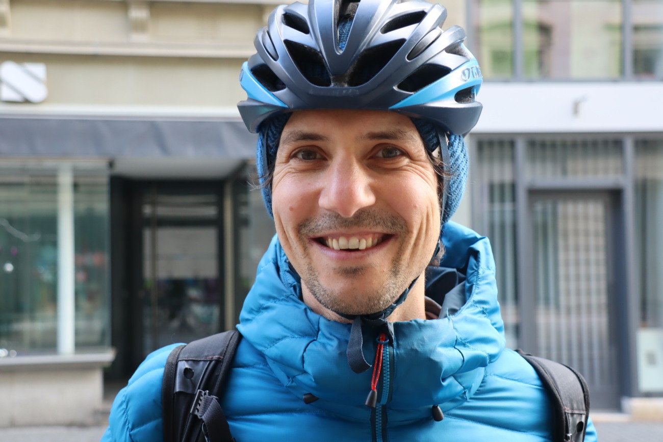 Christian: Wir zelebrieren in unserer Familie die Rauhnächte. Dazu gehören verschiedene Rituale wie das Ausräuchern. Zudem schreibt jedes Familienmitglied dreizehn Wünsche auf. Zwölf werden verbrannt, einer bleibt. Für diesen ist man verantwortlich. Das bedeutet, dass man versucht, diesen im neuen Jahr zu verwirklichen. Ich bin ein vorwärtsschauender Mensch. Silvester ist für mich darum ein freudiges Fest. Wir geniessen als Familie die Wärme an einem Feuer vor unserem Haus. Meist gehen wir vor Mitternacht schlafen. Aus dem Jahr 2025 erinnere ich mich besonders gerne an unsere Herbstferien. Die ganze Familie ging gemeinsam Klettern. Für 2026 haben wir ein Projekt: die mögliche Anschaffung von Zwergziegen. Christian: Wir zelebrieren in unserer Familie die Rauhnächte. Dazu gehören verschiedene Rituale wie das Ausräuchern. Zudem schreibt jedes Familienmitglied dreizehn Wünsche auf. Zwölf werden verbrannt, einer bleibt. Für diesen ist man verantwortlich. Das bedeutet, dass man versucht, diesen im neuen Jahr zu verwirklichen. Ich bin ein vorwärtsschauender Mensch. Silvester ist für mich darum ein freudiges Fest. Wir geniessen als Familie die Wärme an einem Feuer vor unserem Haus. Meist gehen wir vor Mitternacht schlafen. Aus dem Jahr 2025 erinnere ich mich besonders gerne an unsere Herbstferien. Die ganze Familie ging gemeinsam Klettern. Für 2026 haben wir ein Projekt: die mögliche Anschaffung von Zwergziegen.