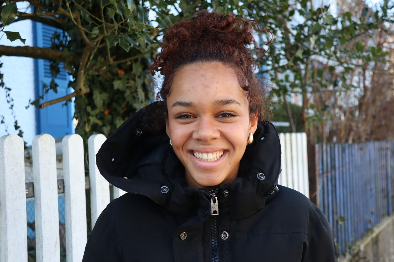 Aisha: 2025 war ein bedeutendes Jahr. Im Sommer habe ich eine Lehre angefangen. Ich habe viel gelernt und neue Freundschaften geschlossen. Der Einstieg ins Berufsleben war eine grosse Umstellung. Es ist anstrengender als die Schule, aber ich lerne ständig viel Neues und habe das Glück, in guter Teamatmosphäre arbeiten zu können. Beruflich wird das Jahr 2026 auch einiges von mir fordern. Ich bin jedoch zuversichtlich, denn schon 2025 ging alles gut. Silvester feiere ich mit meiner Familie, Tanten, Onkeln und Cousinen. Wir geniessen ein feines Essen und einen friedlichen Spielabend. Um 2 Uhr werde ich die Neuausgabe meiner Lieblingsserie ansehen. Ich habe keine speziellen Wünsche fürs neue Jahr. Ich bin offen für alles. Aisha: 2025 war ein bedeutendes Jahr. Im Sommer habe ich eine Lehre angefangen. Ich habe viel gelernt und neue Freundschaften geschlossen. Der Einstieg ins Berufsleben war eine grosse Umstellung. Es ist anstrengender als die Schule, aber ich lerne ständig viel Neues und habe das Glück, in guter Teamatmosphäre arbeiten zu können. Beruflich wird das Jahr 2026 auch einiges von mir fordern. Ich bin jedoch zuversichtlich, denn schon 2025 ging alles gut. Silvester feiere ich mit meiner Familie, Tanten, Onkeln und Cousinen. Wir geniessen ein feines Essen und einen friedlichen Spielabend. Um 2 Uhr werde ich die Neuausgabe meiner Lieblingsserie ansehen. Ich habe keine speziellen Wünsche fürs neue Jahr. Ich bin offen für alles.